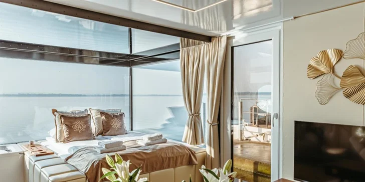 Luxusní houseboaty a bubliny na jezeře: privátní wellness, strava, vodní sporty a moře 300 m