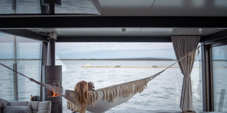 Luxusní houseboaty a bubliny na jezeře: privátní wellness, strava, vodní sporty a moře 300 m