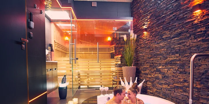 Balíčky plné romantiky pro dva: vícechodová večeře i s lahví sektu a privátním wellness