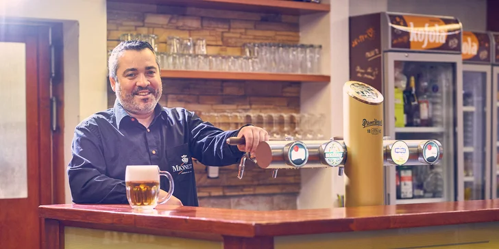 Pečené koleno s chlebem, cibulí, křenem, hořčicí a pivem Pilsner Urquell nebo Birell