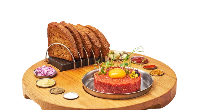 300g tatarák z hovězí svíčkové, hromada topinek a dvě tankové plzně nebo Birelly