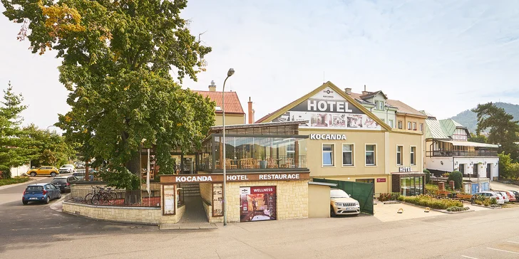 Pečené koleno s chlebem, cibulí, křenem, hořčicí a pivem Pilsner Urquell nebo Birell