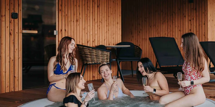Moderní vila v přírodě Malé Fatry: panoramatické výhledy, terasa, krb, sportoviště i privátní wellness