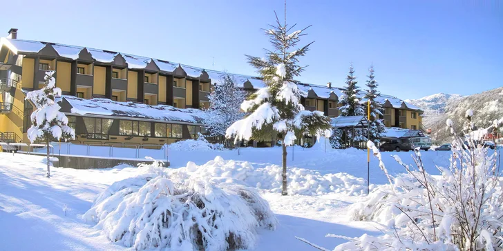 Zimní dovolená v Itálii, region Friulských Dolomit: hotel s polopenzí hned u skiareálu