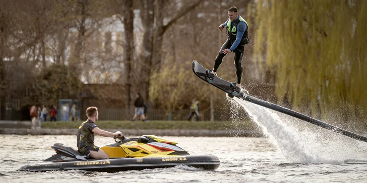 Vyzkoušejte vodní sporty s Petrem Civínem: flyboard, hoverboard, paddleboard, skimboard i e‑foil a vodní skútr