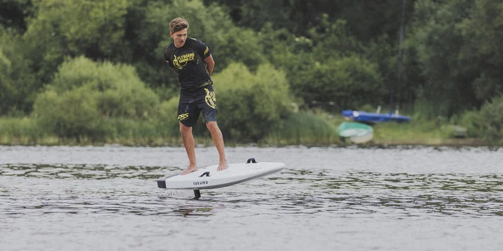 Vyzkoušejte vodní sporty s Petrem Civínem: flyboard, hoverboard, paddleboard, skimboard i e‑foil a vodní skútr