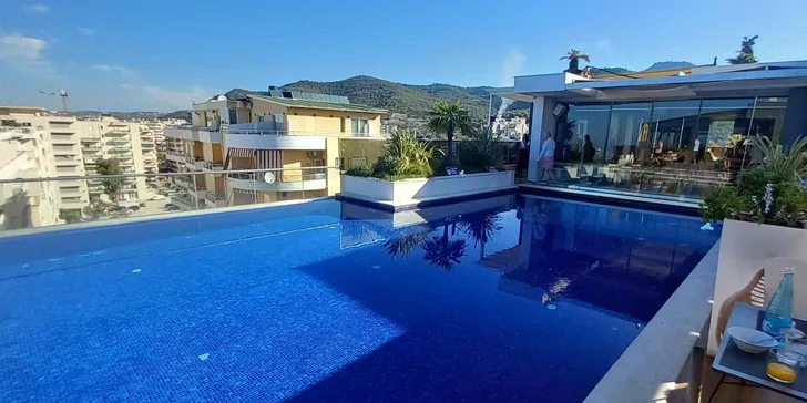 Letecky do Albánie: hotel Regina City**** s all inclusive, střešním bazénem a jen 100 m od pláže