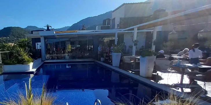 Letecky do Albánie: hotel Regina City**** s all inclusive, střešním bazénem a jen 100 m od pláže