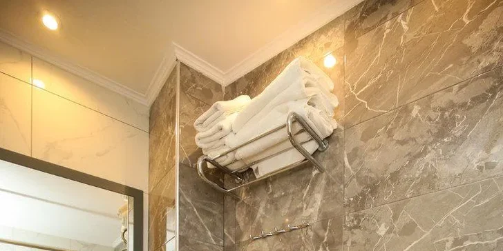 Letecky do Albánie: hotel Regina City**** s all inclusive, střešním bazénem a jen 100 m od pláže