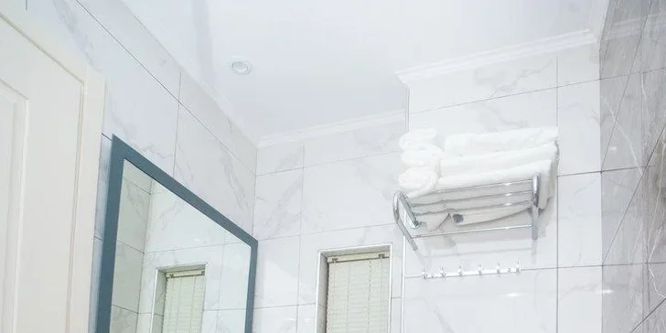 Letecky do Albánie: hotel Regina City**** s all inclusive, střešním bazénem a jen 100 m od pláže