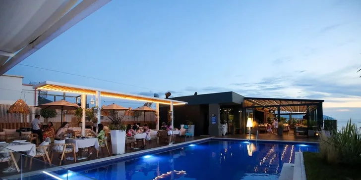 Letecky do Albánie: hotel Regina City**** s all inclusive, střešním bazénem a jen 100 m od pláže