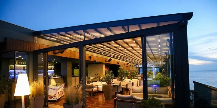 Letecky do Albánie: hotel Regina City**** s all inclusive, střešním bazénem a jen 100 m od pláže