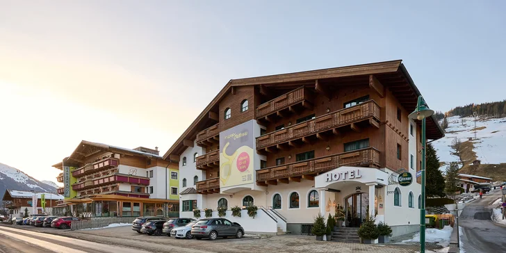 Moderní hotel v rakouských Alpách: bufetová snídaně a neomezená sauna