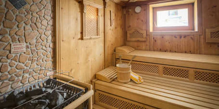 Moderní hotel v rakouských Alpách: bufetová snídaně a neomezená sauna