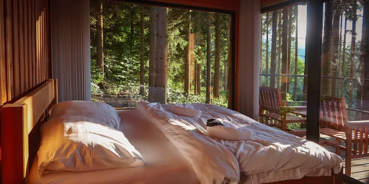 Romantický únik do šumavských lesů: plně vybavený tiny house, snídaně v penzionu