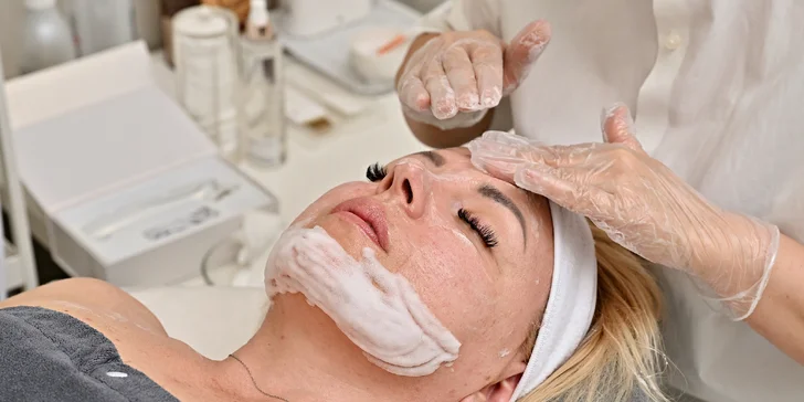 Zářivá pleť bez vrásek: základní péče, masáže obličeje i luxusní kosmetický rituál