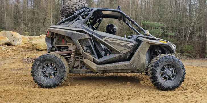Jízda na přírodním okruhu: 15–60 min. řízení terénní buggy či spolujízdy v dakarské