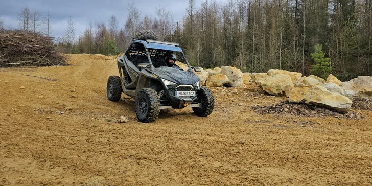 Jízda na přírodním okruhu: 15–60 min. řízení terénní buggy či spolujízdy v dakarské