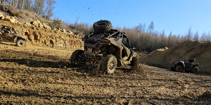 Jízda na přírodním okruhu: 15–60 min. řízení terénní buggy či spolujízdy v dakarské