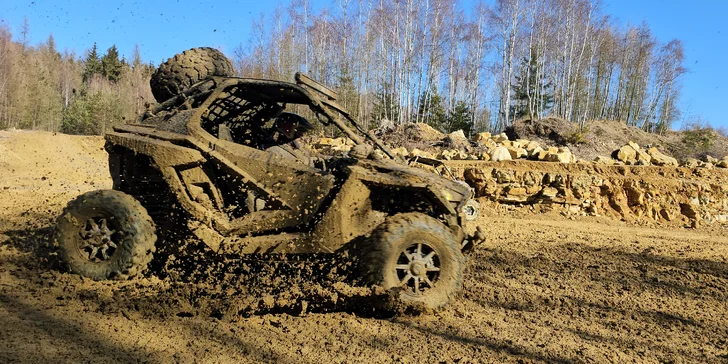 Jízda na přírodním okruhu: 15–60 min. řízení terénní buggy či spolujízdy v dakarské