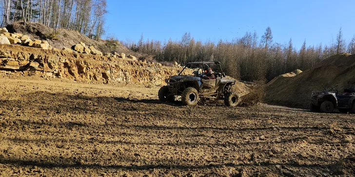 Jízda na přírodním okruhu: 15–60 min. řízení terénní buggy či spolujízdy v dakarské
