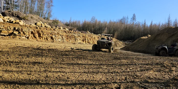 Jízda na přírodním okruhu: 15–60 min. řízení terénní buggy či spolujízdy v dakarské