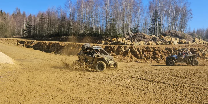 Jízda na přírodním okruhu: 15–60 min. řízení terénní buggy či spolujízdy v dakarské