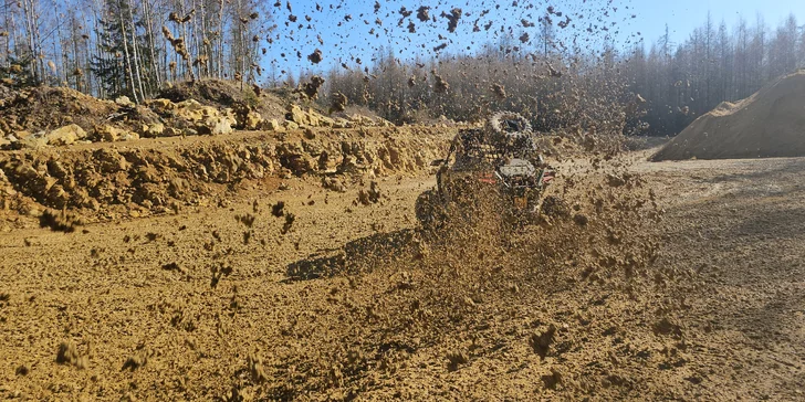 Jízda na přírodním okruhu: 15–60 min. řízení terénní buggy či spolujízdy v dakarské