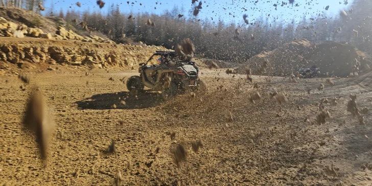 Jízda na přírodním okruhu: 15–60 min. řízení terénní buggy či spolujízdy v dakarské