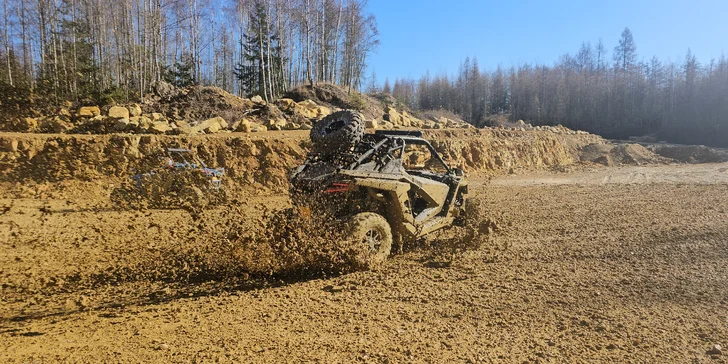 Jízda na přírodním okruhu: 15–60 min. řízení terénní buggy či spolujízdy v dakarské