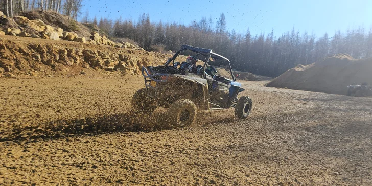 Jízda na přírodním okruhu: 15–60 min. řízení terénní buggy či spolujízdy v dakarské