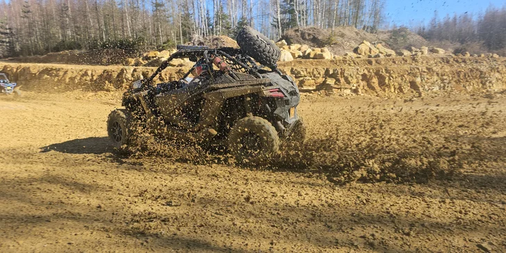 Jízda na přírodním okruhu: 15–60 min. řízení terénní buggy či spolujízdy v dakarské