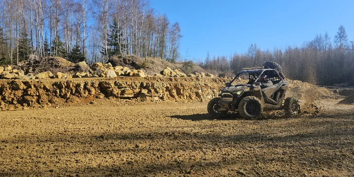 Jízda na přírodním okruhu: 15–60 min. řízení terénní buggy či spolujízdy v dakarské