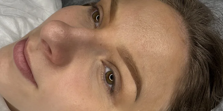 Dokonalý pohled: laminace nebo pudrové obočí či permanentní make-up meziřasové linky