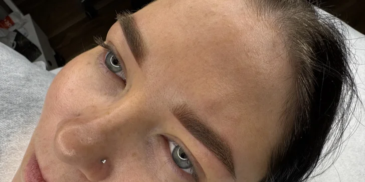 Dokonalý pohled: laminace nebo pudrové obočí či permanentní make-up meziřasové linky