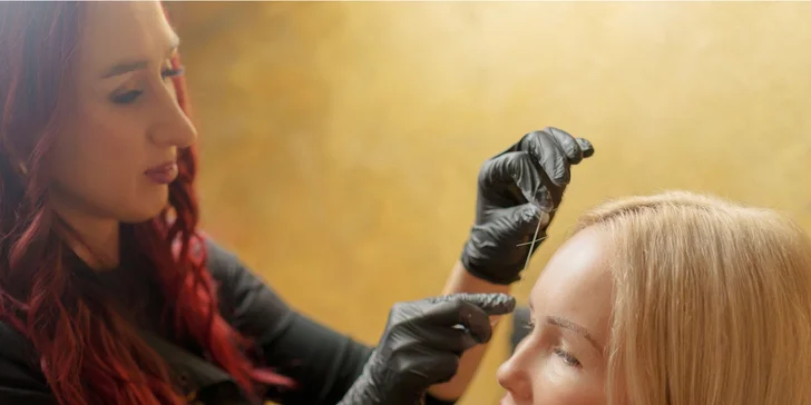 Dokonalý pohled: laminace nebo pudrové obočí či permanentní make-up meziřasové linky