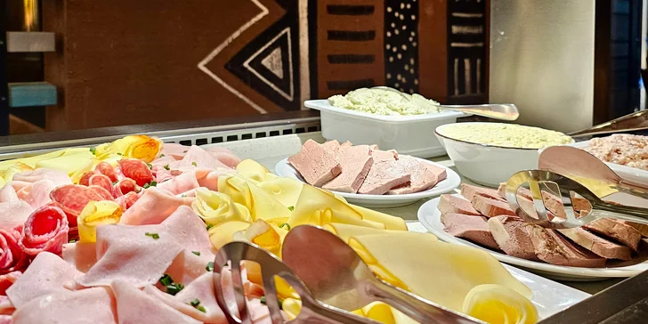 Afrika ve Dvoře Králové: bungalov v kempu, snídaně, neomezený vstup do safari i vířivka