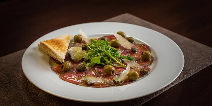 Hodina v saunovém světě, aromatická masáž zad a tříchodové menu pro 2 osoby