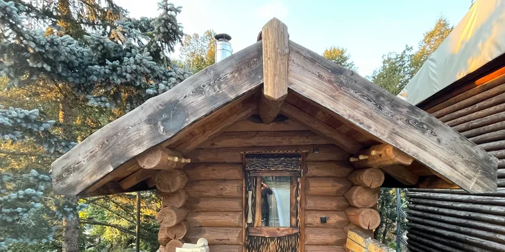 Dovolená v Beskydech ve valašské jurtě či dřevěné chatičce: možnost snídaně, sauny či koupacího sudu a bazén