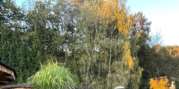 Dovolená v Beskydech ve valašské jurtě či dřevěné chatičce: možnost snídaně, sauny či koupacího sudu a bazén