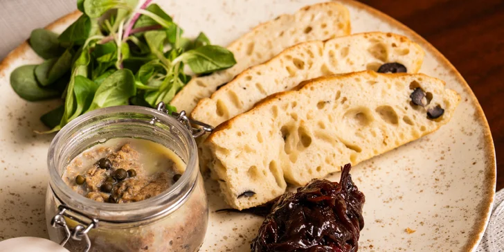 4chodové menu pro 2 osoby: paštika, tomatová polévka, vepřová panenka a tiramisu