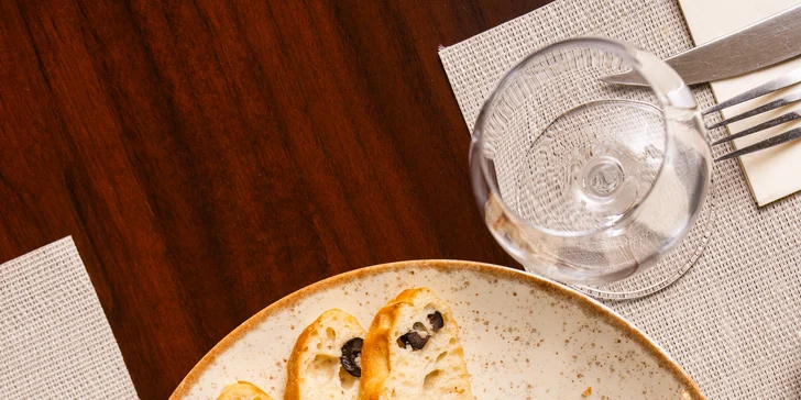 4chodové menu pro 2 osoby: paštika, tomatová polévka, vepřová panenka a tiramisu
