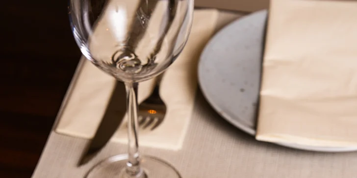 4chodové menu pro 2 osoby: paštika, tomatová polévka, vepřová panenka a tiramisu