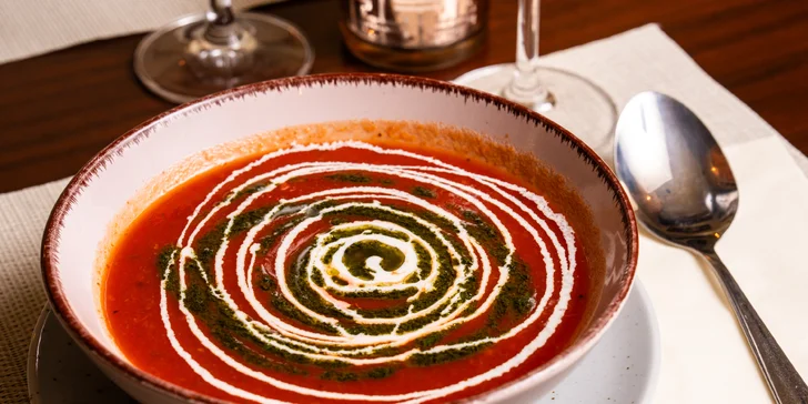 4chodové menu pro 2 osoby: paštika, tomatová polévka, vepřová panenka a tiramisu