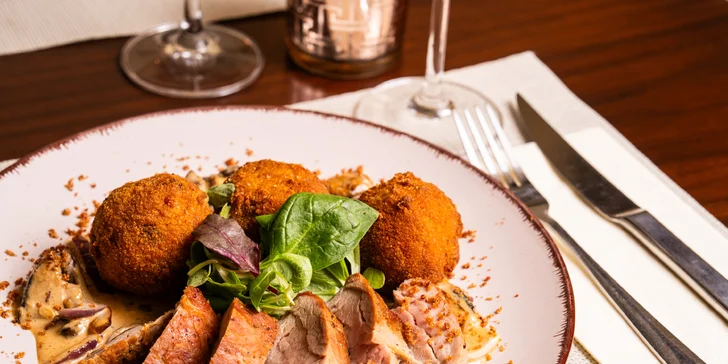 4chodové menu pro 2 osoby: paštika, tomatová polévka, vepřová panenka a tiramisu