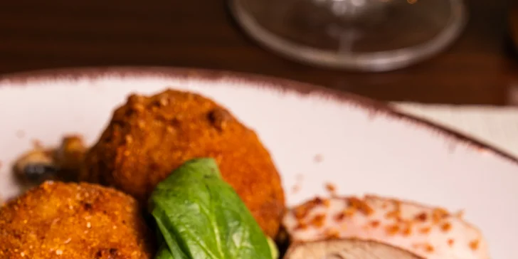 4chodové menu pro 2 osoby: paštika, tomatová polévka, vepřová panenka a tiramisu