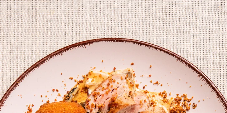4chodové menu pro 2 osoby: paštika, tomatová polévka, vepřová panenka a tiramisu