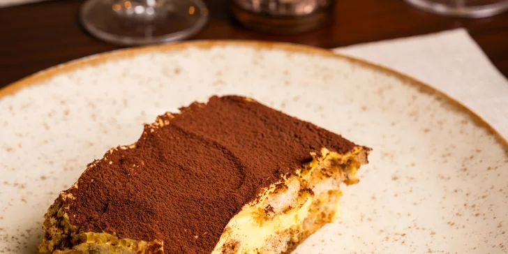 4chodové menu pro 2 osoby: paštika, tomatová polévka, vepřová panenka a tiramisu