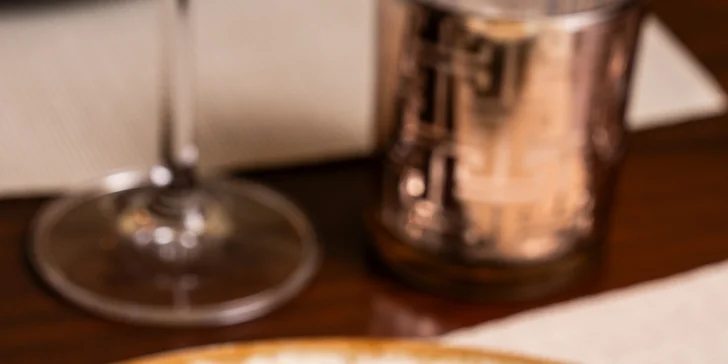 4chodové menu pro 2 osoby: paštika, tomatová polévka, vepřová panenka a tiramisu