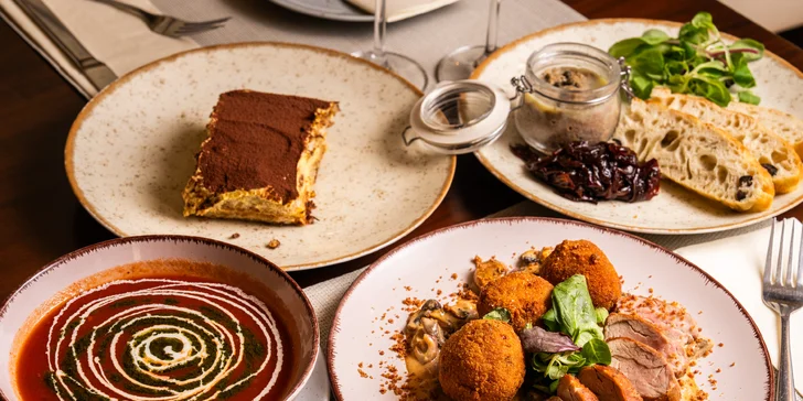 4chodové menu pro 2 osoby: paštika, tomatová polévka, vepřová panenka a tiramisu